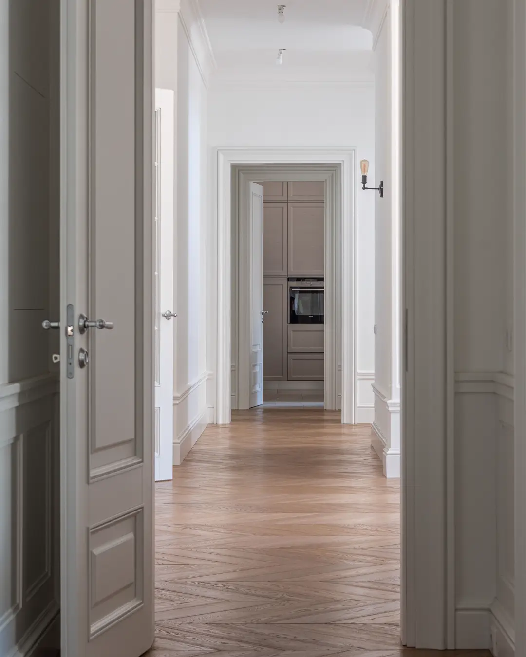 A hallway with new white interior doors and door casings, interior door replacement